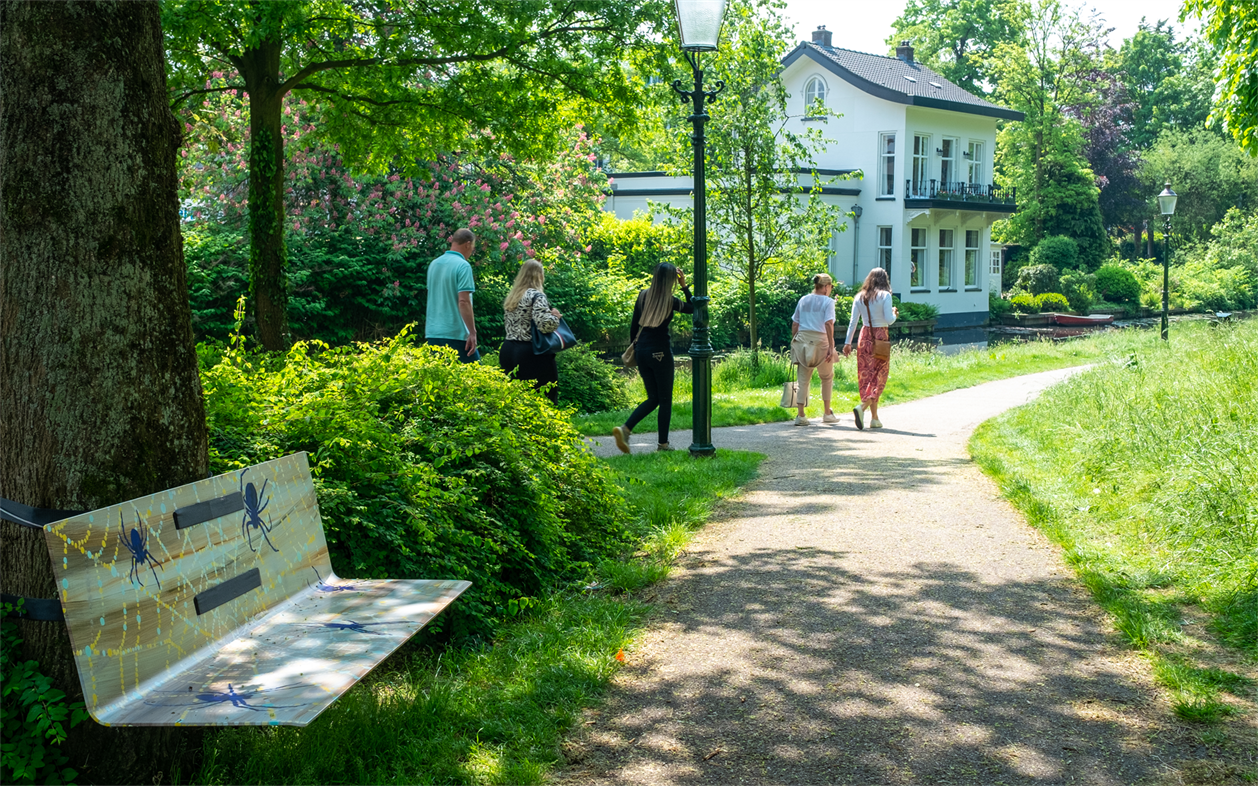  Beschrijving foto: De boombankjes in het plantsoen. 