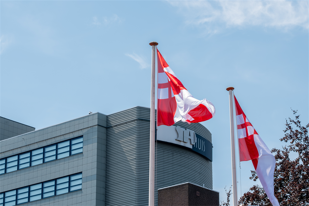  Beschrijving foto: Stadhuis met ervoor de Amersfoortse vlag. 